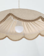 Abat-jour beige festonné avec éclairage central, bordure en tresse brune
