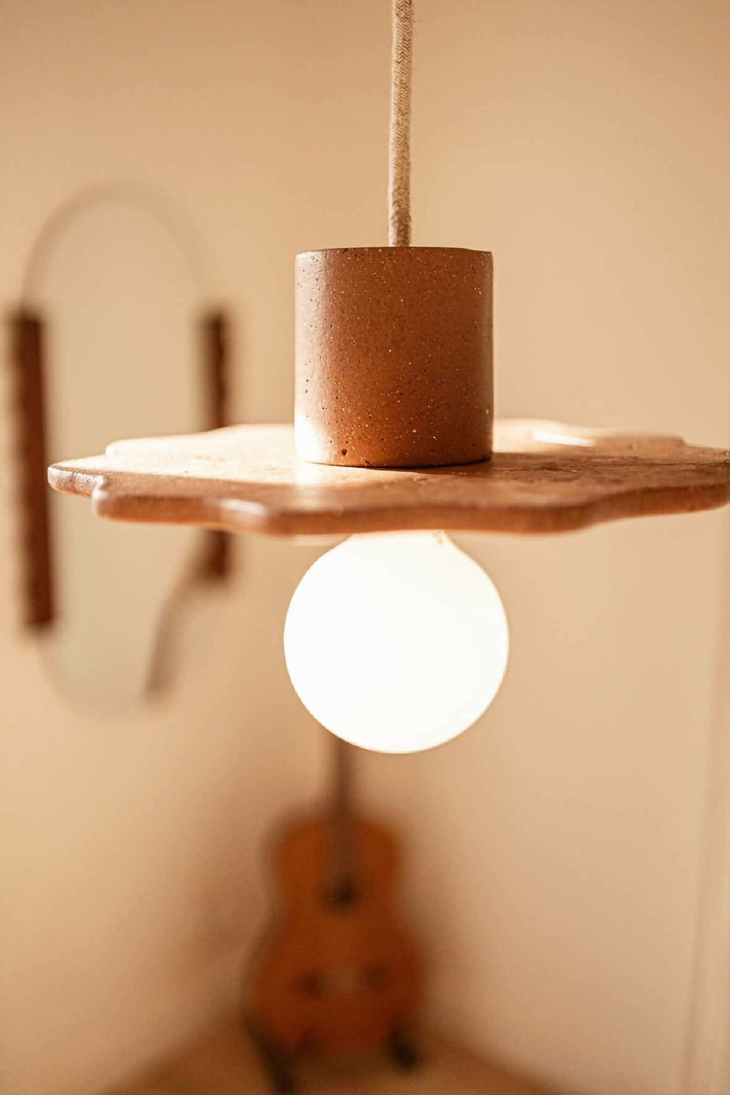 Suspension ELLA taille S : abat-jour cylindre beige texturé et diffuseur rond blanc.