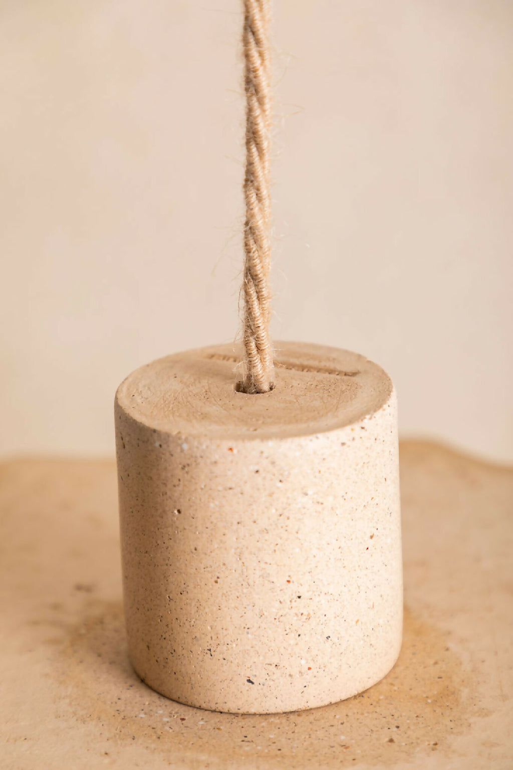 Suspension ELLA taille S : abat-jour cylindrique en béton beige moucheté, corde en textile