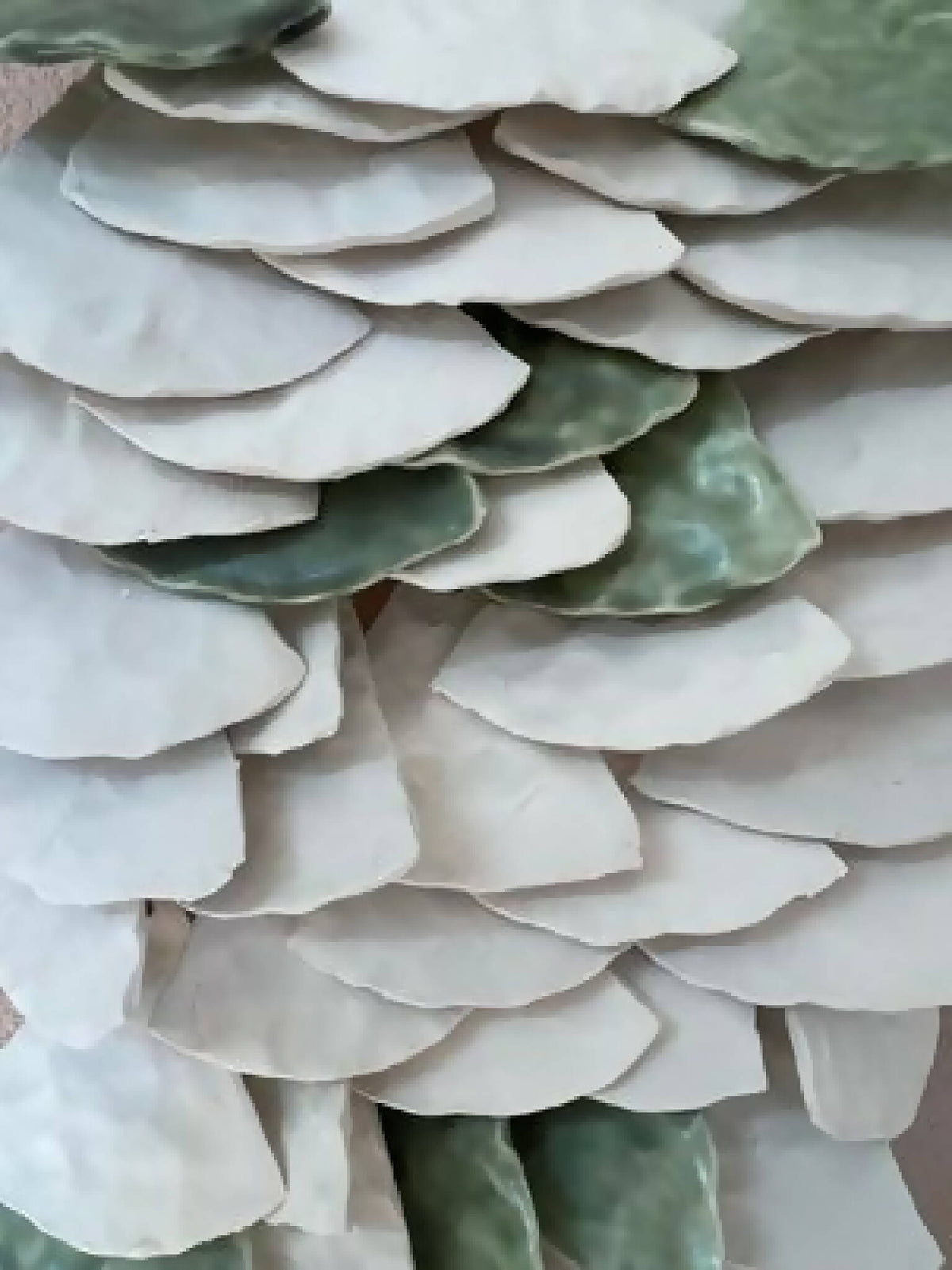 Clochettes en papier blanc et vert superposées, détail de décoration murale suspendue