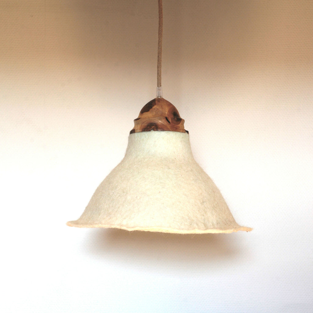 Suspension en feutre de laine beige clair et pièce de bois brune, abat-jour évasé