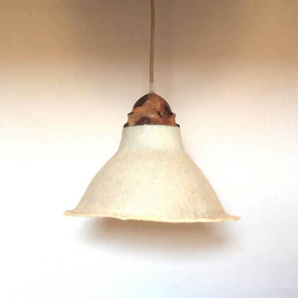 Suspension en feutre de laine beige clair et pièce de bois brune, abat-jour évasé