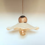 Suspension lumineuse : sphère en bois et ailes en feutre de laine, ampoule visible.