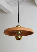 Suspension terracotta avec abat-jour rond en terre cuite et diffuseur doré, vue 3/4