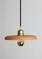 Suspension terracotta avec abat-jour lisse et diffuseur doré, cordon noir