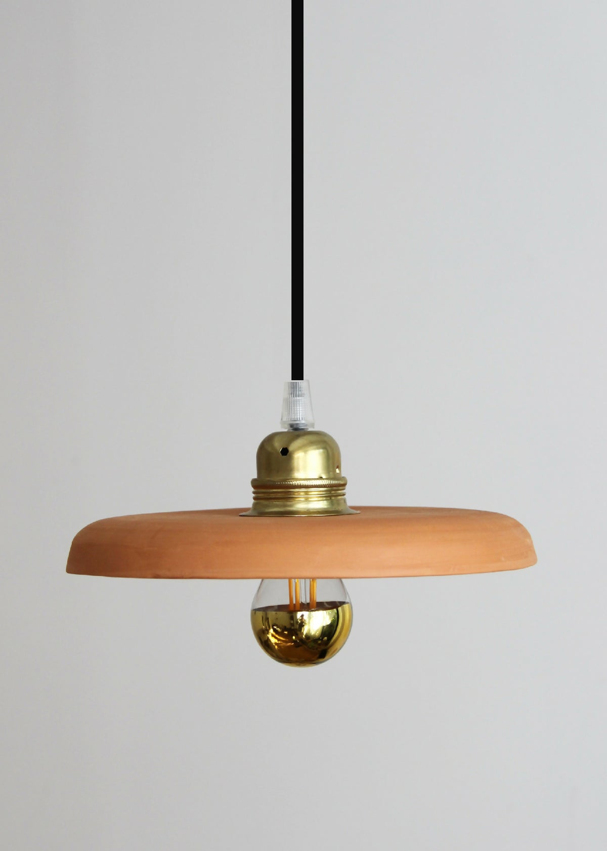 Suspension terracotta avec abat-jour lisse et diffuseur doré, cordon noir