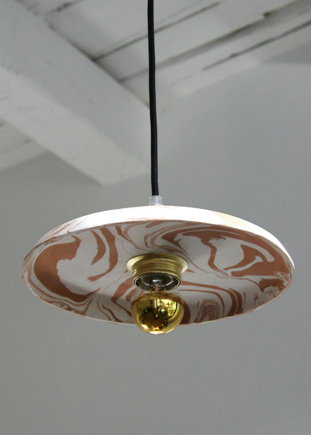 Suspension ronde marbrée beige et marron, câble noir, rosace dorée visible