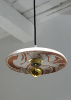 Suspension ronde marbrée beige et marron, câble noir, rosace dorée visible
