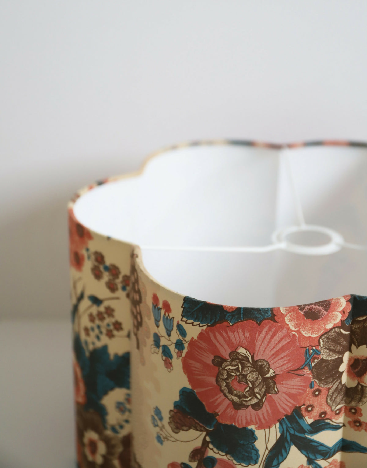 Suspension abat-jour forme fleur : vue intérieure blanche avec bord tissu floral
