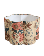 Suspension abat-jour forme fleur, tissu beige à grandes fleurs rose et brun