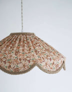 Suspension abat-jour floral provençal en tissu, bord festonné, détail du volant