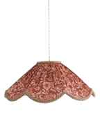Suspension florale en tissu bordeaux avec motif fleurs blanches, bord doré.