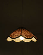 Suspension florale en tissu orange, abat-jour en forme arrondie avec bord clair.