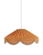 Abat-jour suspendu en tissu caramel, bord festonné et passementerie grise.