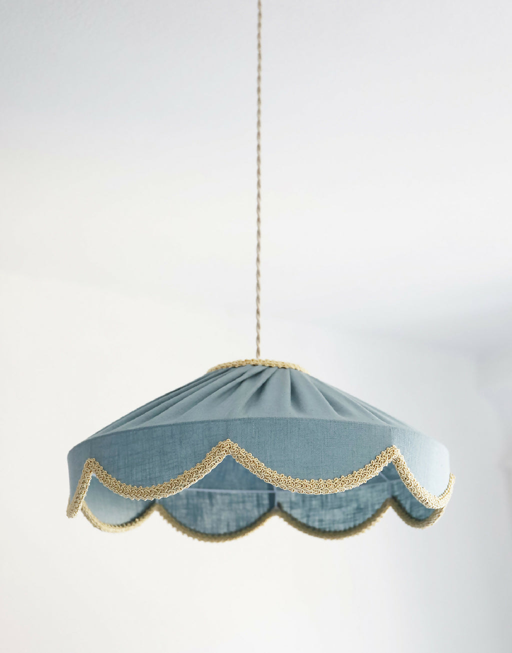 Suspension en forme florale bleu minéral, bordure dorée en vagues, abat-jour plissé