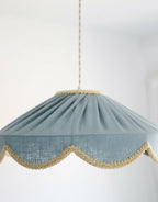 Suspension en forme florale bleu minéral, bordure dorée ondulée sur l’ourlet