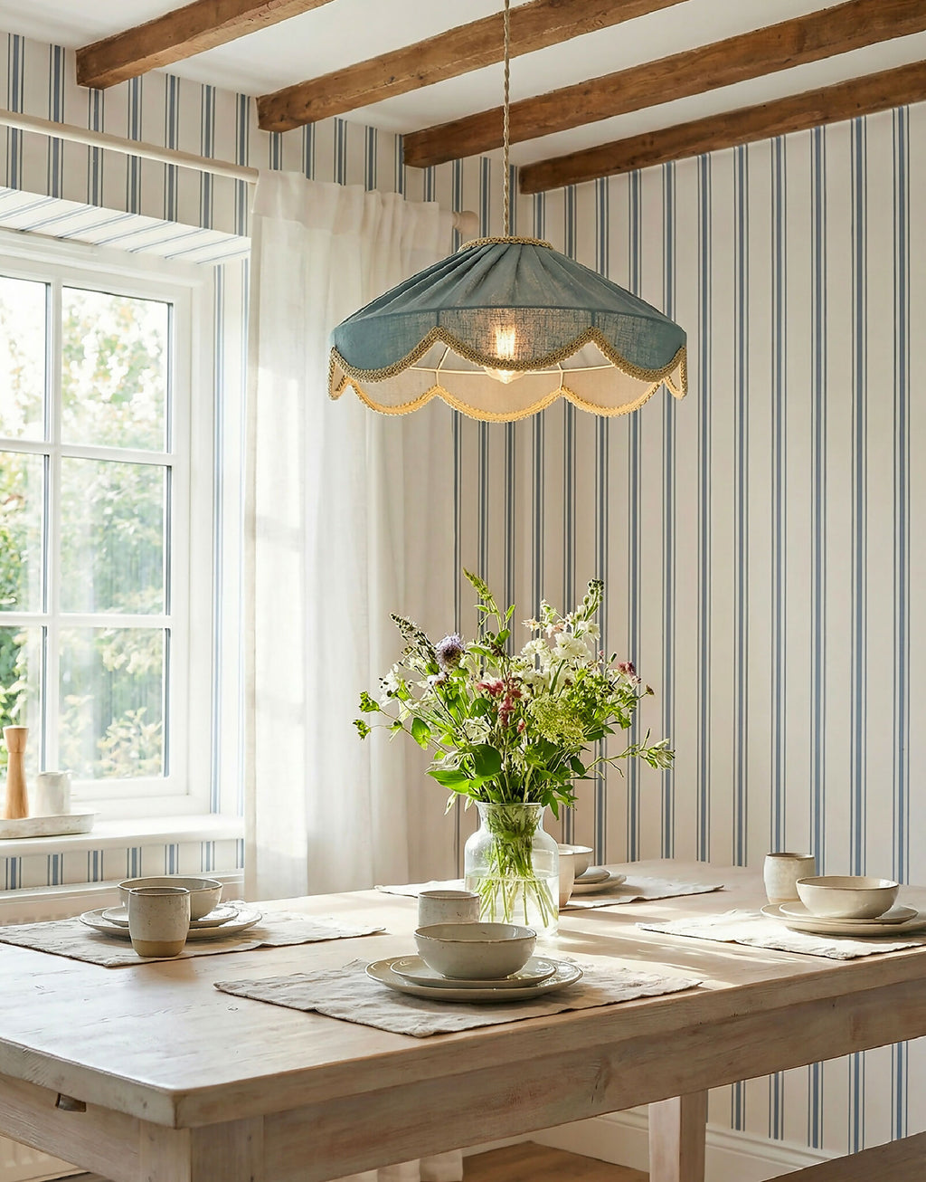Suspension en tissu bleu minéral avec bordure dorée ondulée, suspendue au plafond