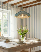 Suspension en tissu bleu minéral avec bordure dorée ondulée, suspendue au plafond