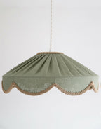 Suspension abat-jour textile vert sauge, fronces marquées et liseré ajouré doré