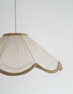Suspension beige : vue latérale de l’abat-jour en tissu et bord tressé ondulé