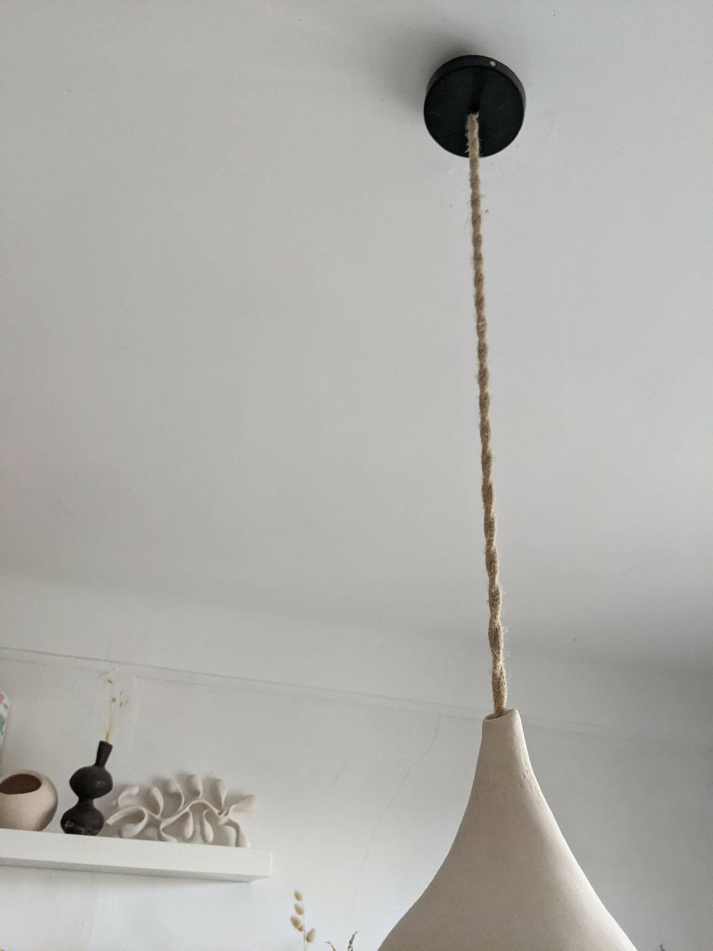Suspension goutte en grès blanche à abat-jour conique, câble en corde textile beige