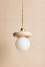 Suspension : abat-jour blanc moucheté, diffuseur blanc, capuchon laiton et câble torsadé