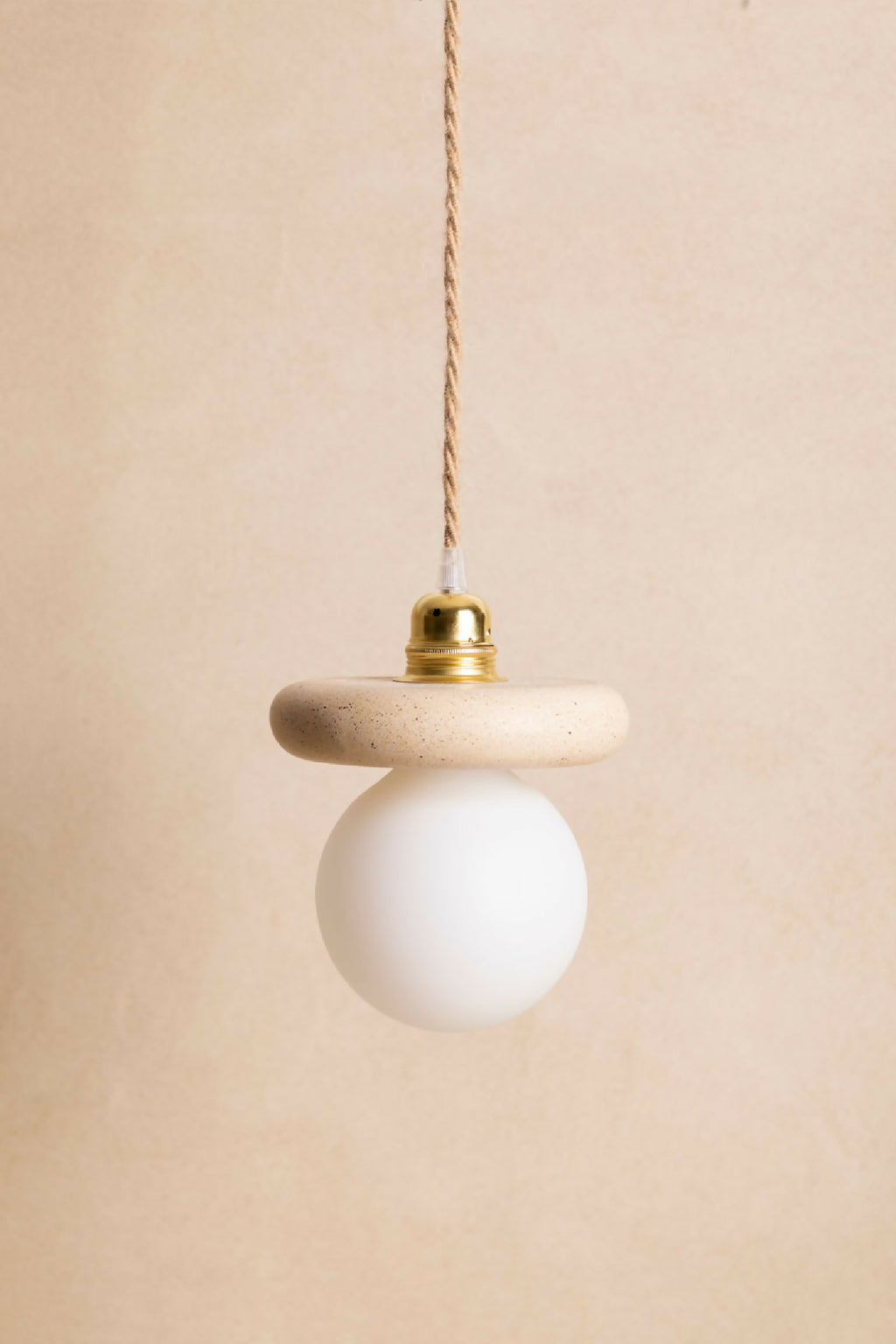 Suspension NORA : ampoule ronde blanche opaline avec capuchon doré et câble torsadé