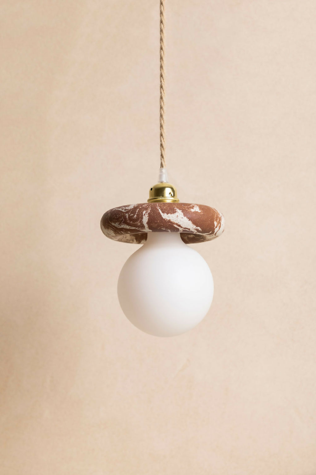 Suspension : abat-jour marron texturé, diffuseur blanc, capuchon laiton et câble torsadé