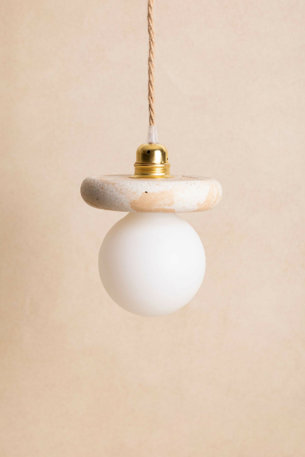 Suspension : abat-jour ivoire/grège texturé, diffuseur blanc, capuchon laiton et câble torsadé