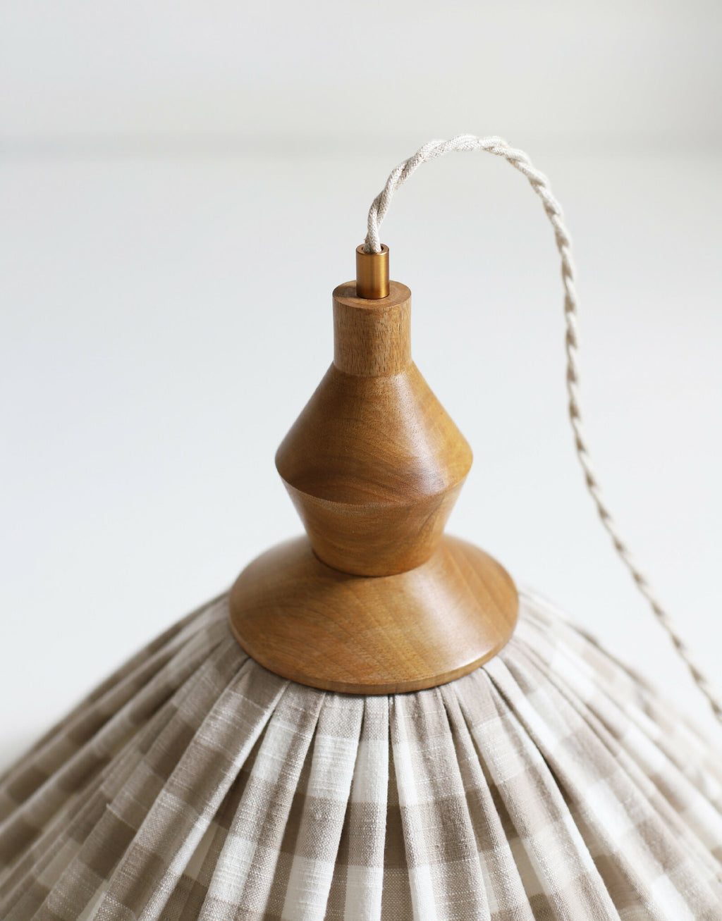 Abat-jour cloche en toile plissée à grands carreaux beige, base en bois