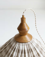 Abat-jour cloche en toile plissée à grands carreaux beige, base en bois