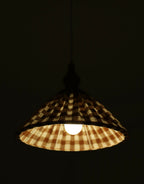 Suspension plissée à grands carreaux terra et écru, lumière diffusée