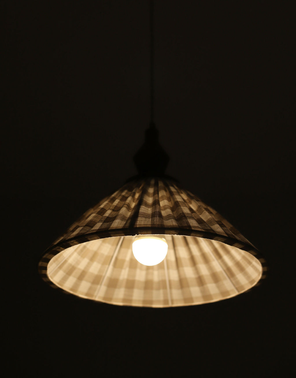 Suspension plissée à grands carreaux beige, abat-jour cloche éclairé