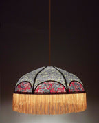 Suspension rétro arrondie : abat-jour à motifs japonais beige, rouge et franges dorées.