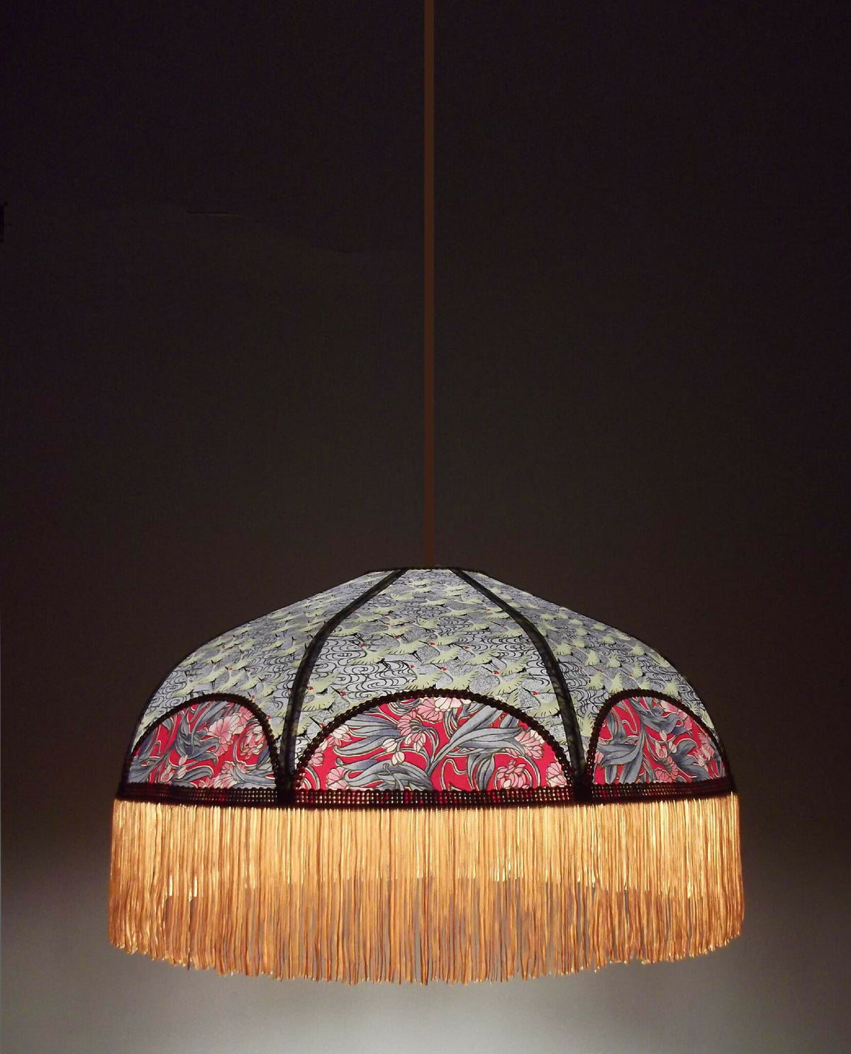 Suspension rétro arrondie : abat-jour à motifs japonais beige, rouge et franges dorées.