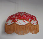 Suspension ronde en papier japonais rouge, franges longues dorées et bord noir