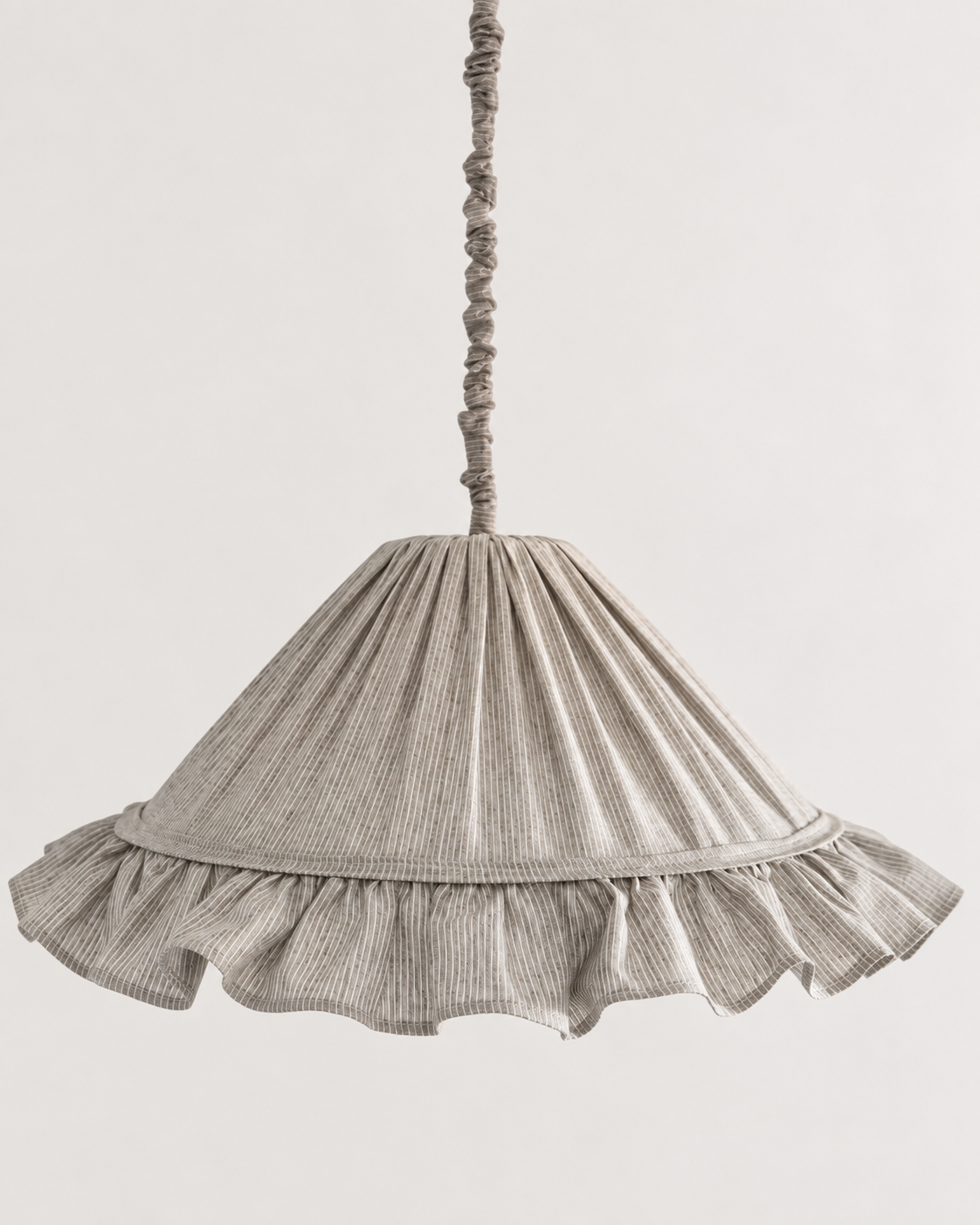 Suspension Emilia en tissu à fines rayures olive et blanches, volant plissé main, fabriquée en France par Hautlalampe