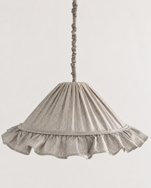 Suspension Emilia en tissu à fines rayures olive et blanches, volant plissé main, fabriquée en France par Hautlalampe