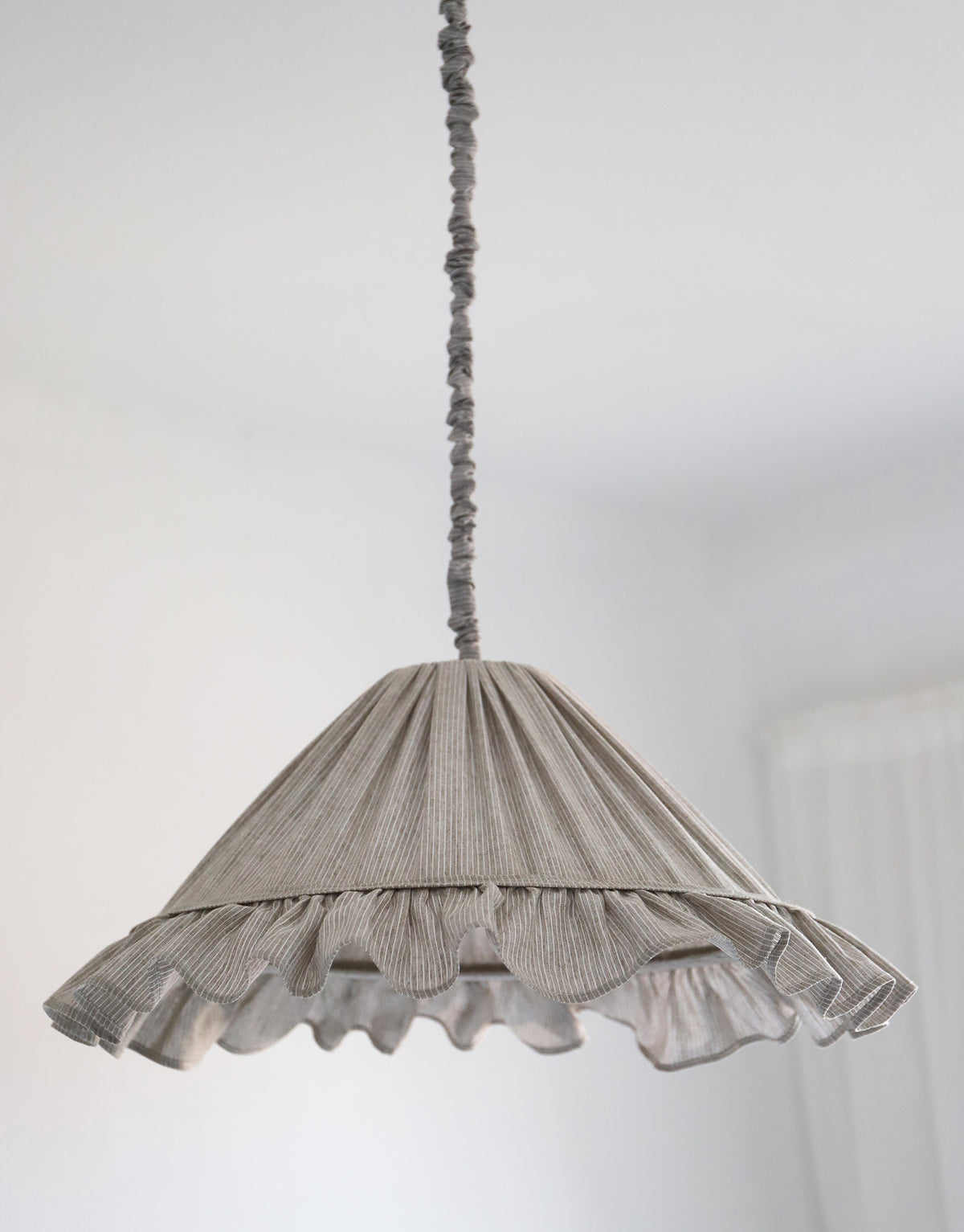 Suspension Emilia en tissu à fines rayures olive et blanches, volant plissé main, fabriquée en France par Hautlalampe