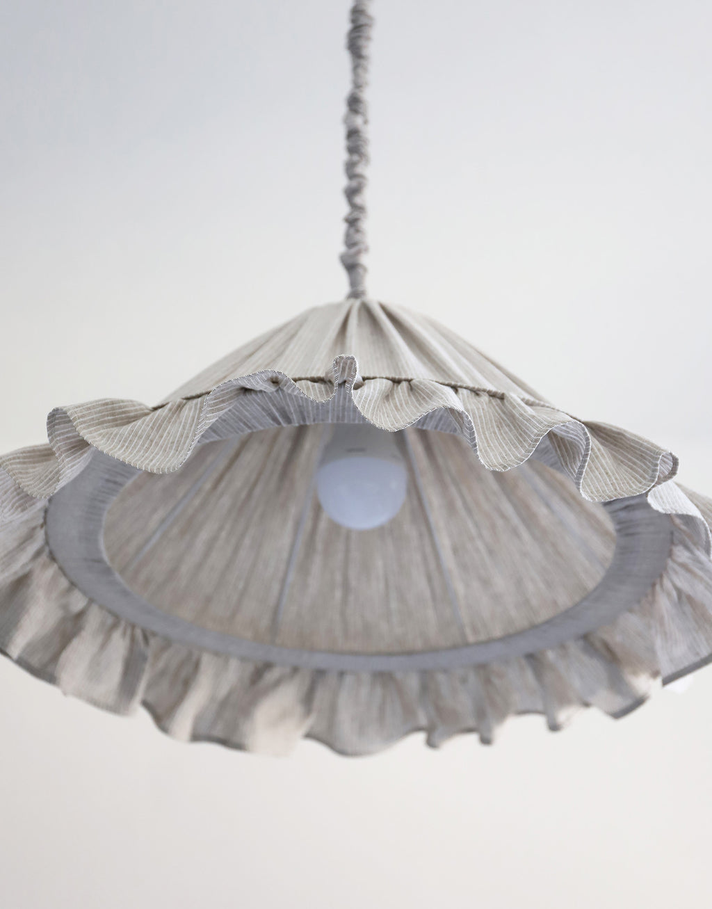 Suspension Emilia en tissu à fines rayures olive et blanches, volant plissé main, fabriquée en France par Hautlalampe