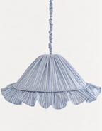 Suspension Emilia en tissu rayé bleu et blanc à volant plissé main, fabriquée en France par Hautlalampe