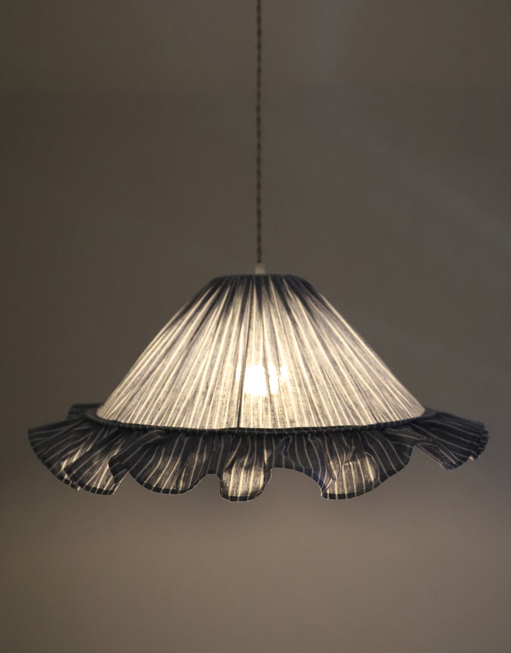 Suspension Emilia en tissu rayé bleu et blanc à volant plissé main, fabriquée en France par Hautlalampe