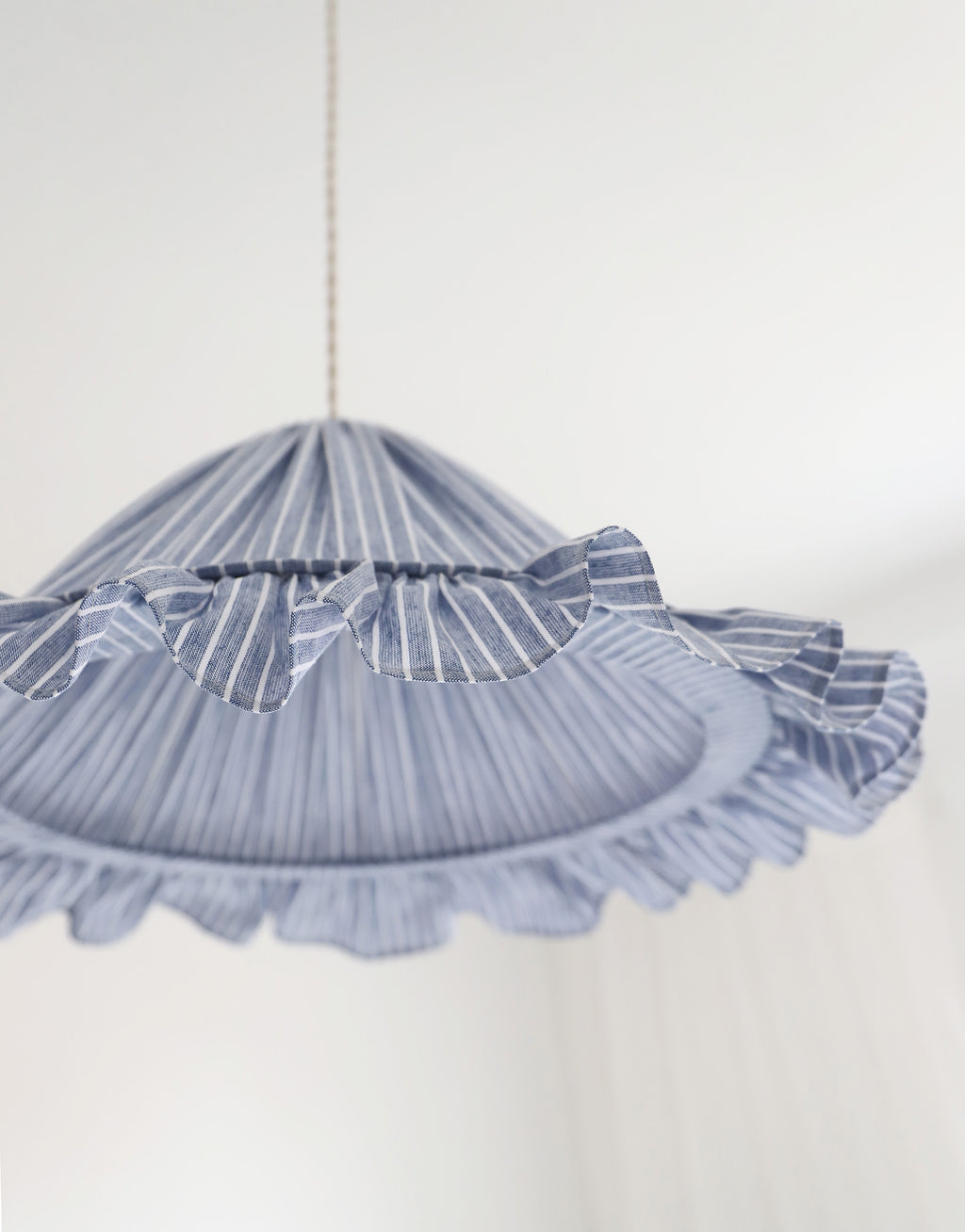 Suspension Emilia en tissu rayé bleu et blanc à volant plissé main, fabriquée en France par Hautlalampe