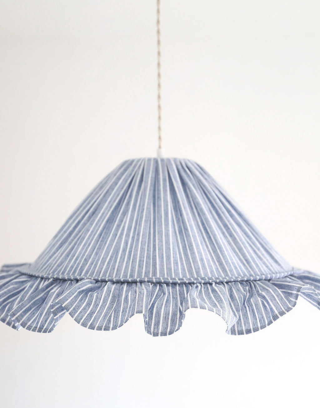 Suspension Emilia en tissu rayé bleu et blanc à volant plissé main, fabriquée en France par Hautlalampe