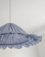 Suspension Emilia en tissu rayé bleu et blanc à volant plissé main, fabriquée en France par Hautlalampe