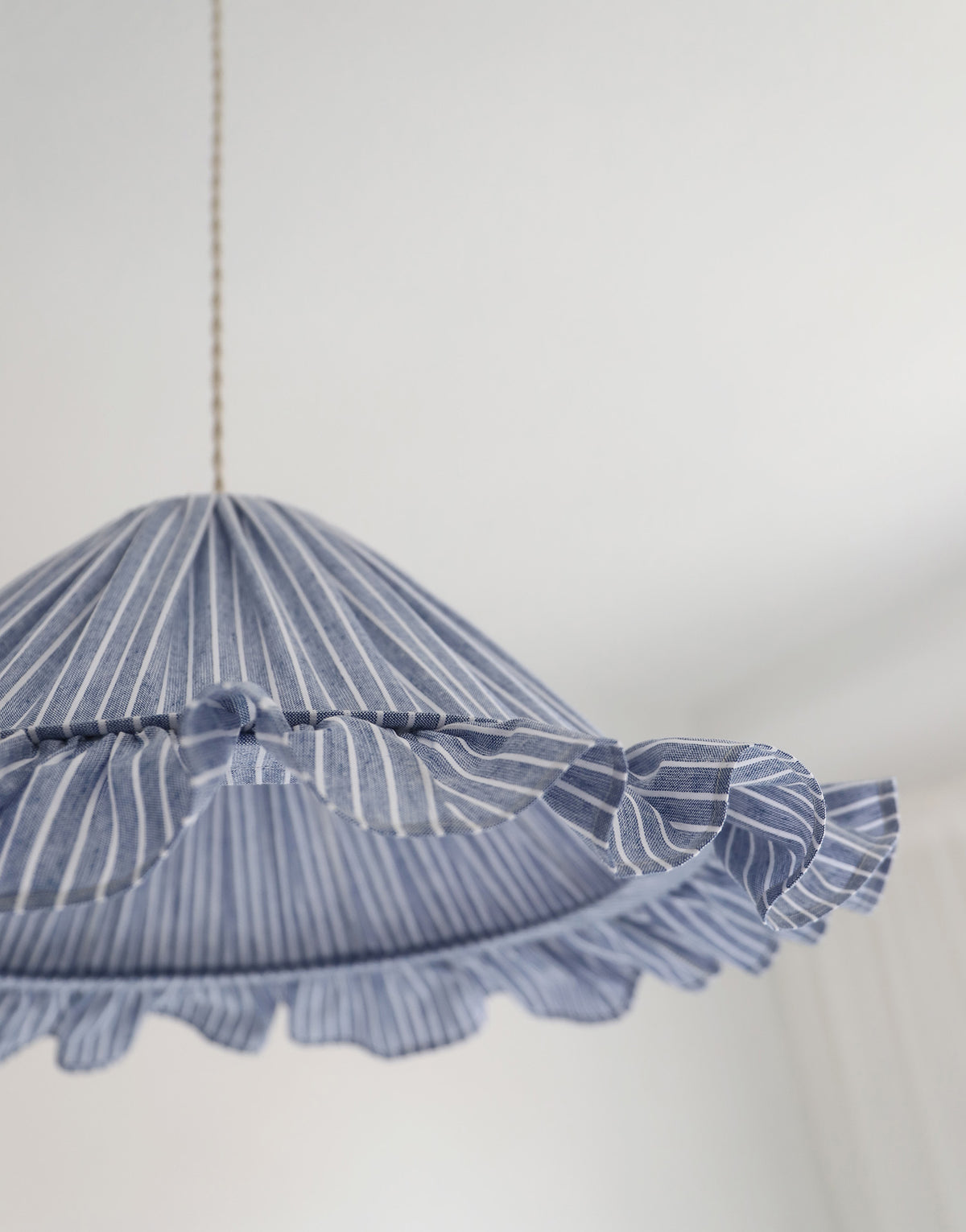 Suspension Emilia en tissu rayé bleu et blanc à volant plissé main, fabriquée en France par Hautlalampe