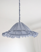 Suspension Emilia en tissu rayé bleu et blanc à volant plissé main, fabriquée en France par Hautlalampe