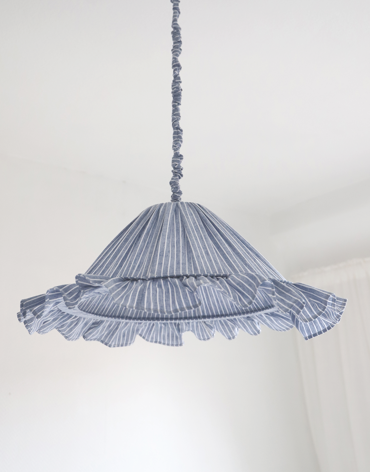 Suspension Emilia en tissu rayé bleu et blanc à volant plissé main, fabriquée en France par Hautlalampe