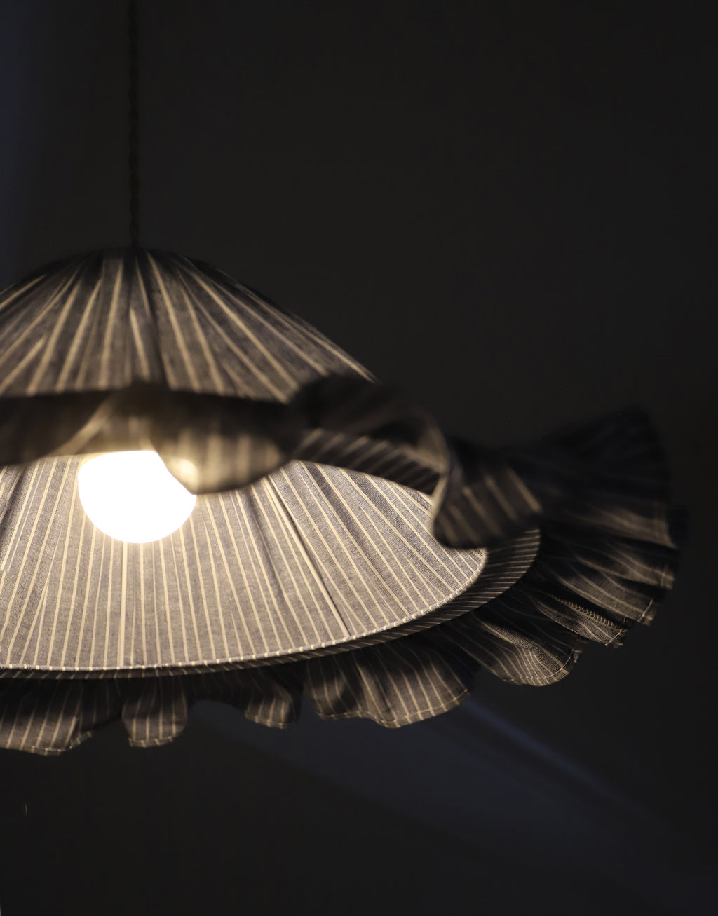 Suspension Emilia en tissu rayé bleu et blanc à volant plissé main, fabriquée en France par Hautlalampe