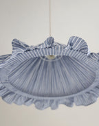 Suspension Emilia en tissu rayé bleu et blanc à volant plissé main, fabriquée en France par Hautlalampe